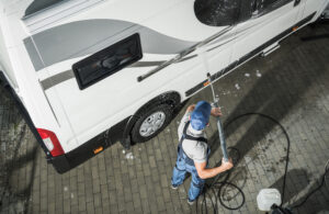 Camper wordt professioneel gereinigd in Friesland